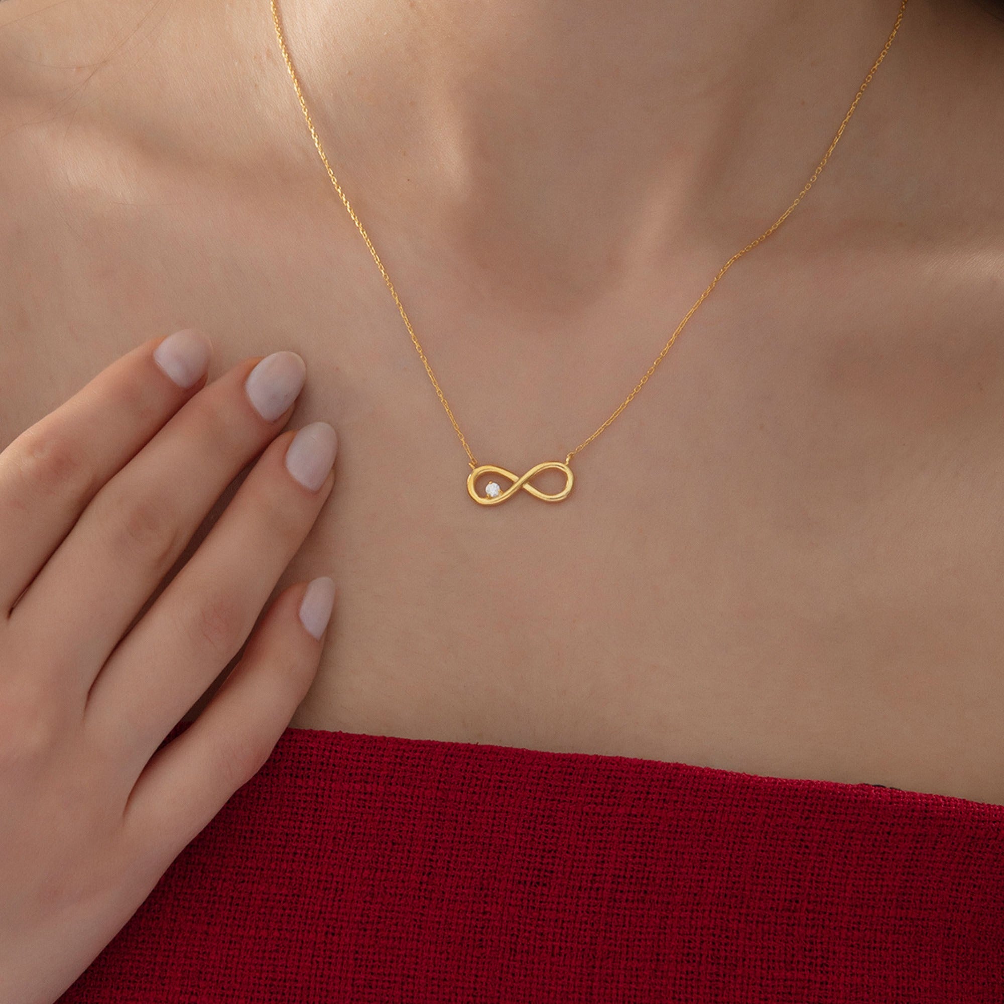 Infinity Necklace with Diamond in gold, worn